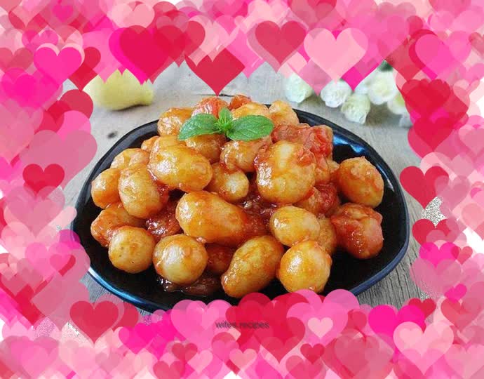 Baby potatoes with tomato sauce