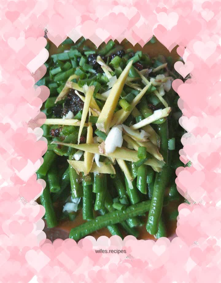 Cowpeas mixed with sauce