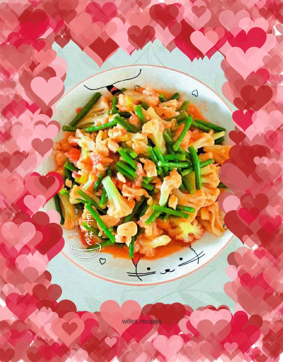 Stir-fried cauliflower with tomatoes and cowpeas