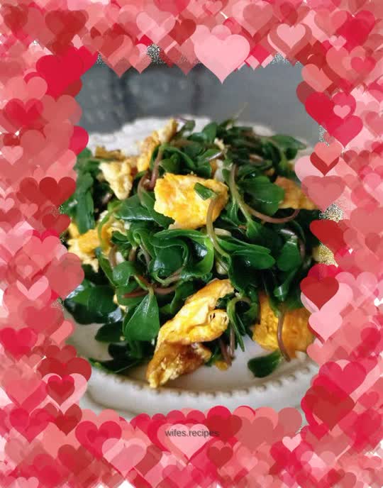 Scrambled eggs mixed with purslane