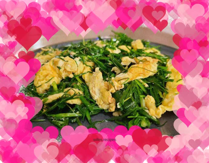 Fried eggs with garlic
