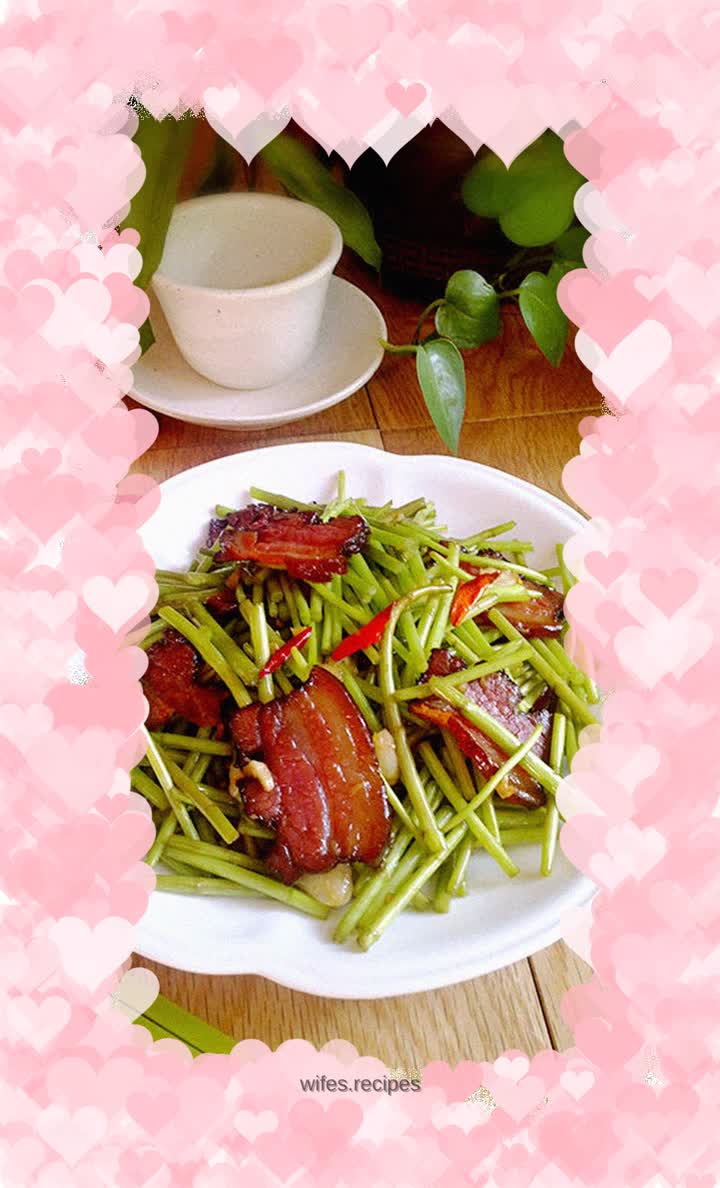 Stir-fried bacon with artemisia arborescens