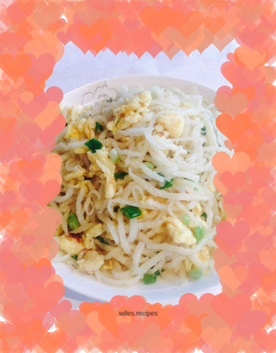 Steamed noodles, shredded potatoes and scrambled eggs