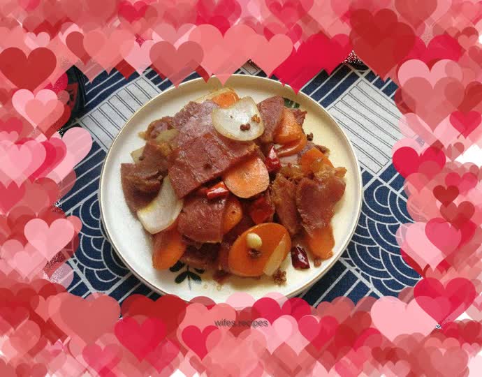 Stir-fried beef with carrots and onions