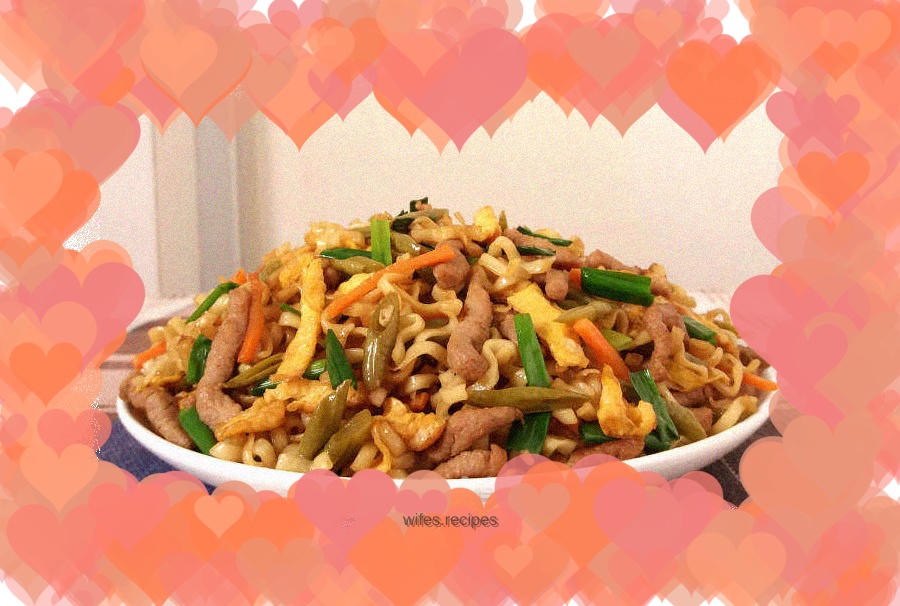 Fried noodles with pickled beans, egg and shredded pork