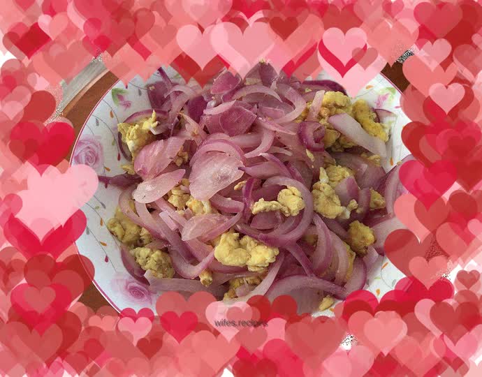 Fried eggs with onions