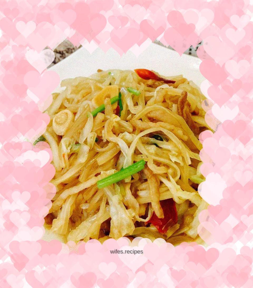 Stir-fried shredded pork with Chinese cabbage