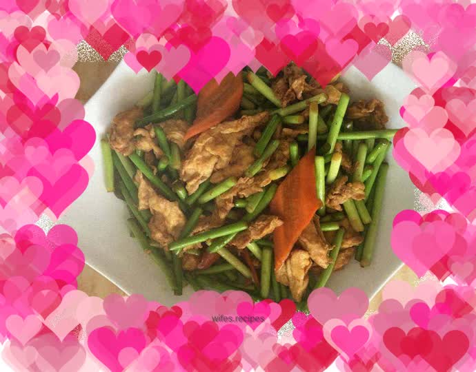 Fried eggs with garlic