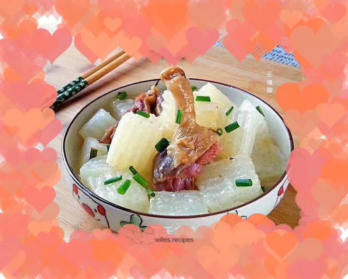 Braised duck legs and white radish in pot