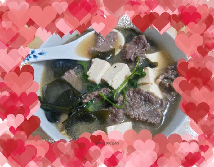 Wakame, beef and tofu soup