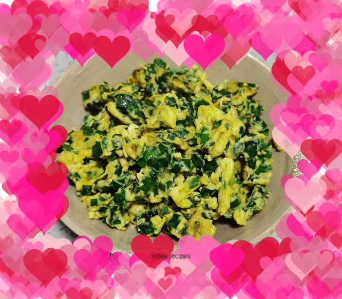 Fried eggs with chives