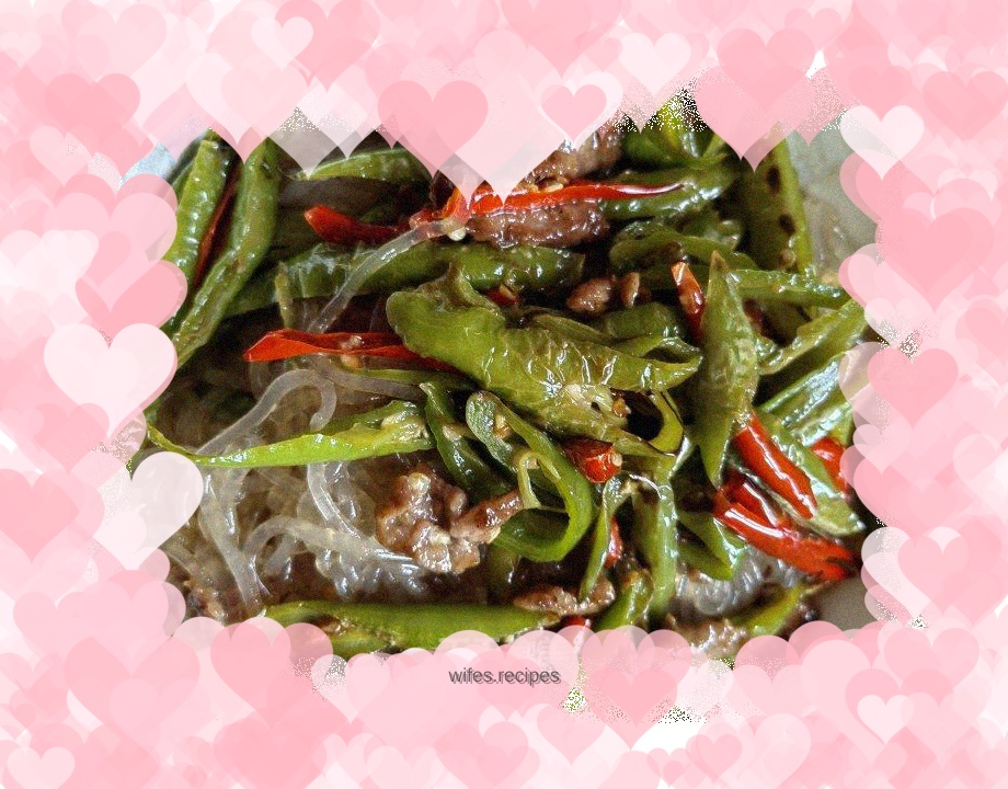Stir-fried sweet potato noodles with green pepper and beef
