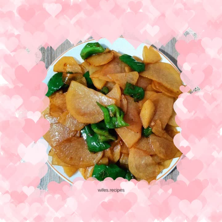 Fried potato slices with green pepper