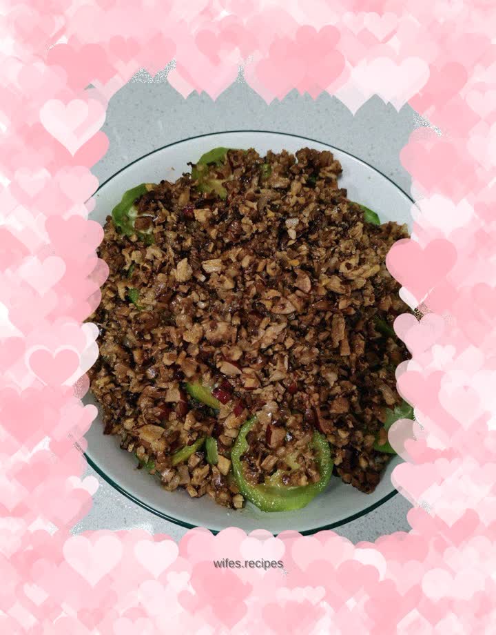 Steamed loofah with red dates and minced meat