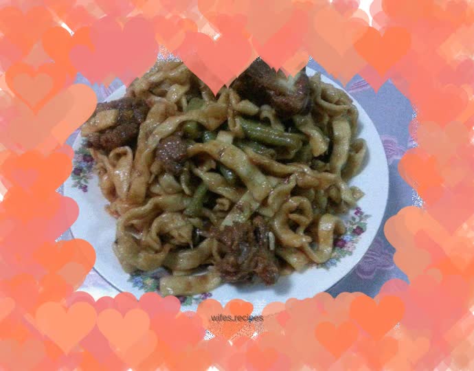 Braised noodles with spareribs and beans