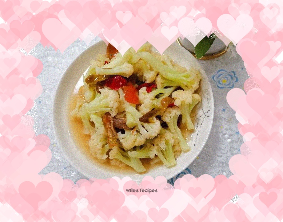 Stir-fried cauliflower with red pepper
