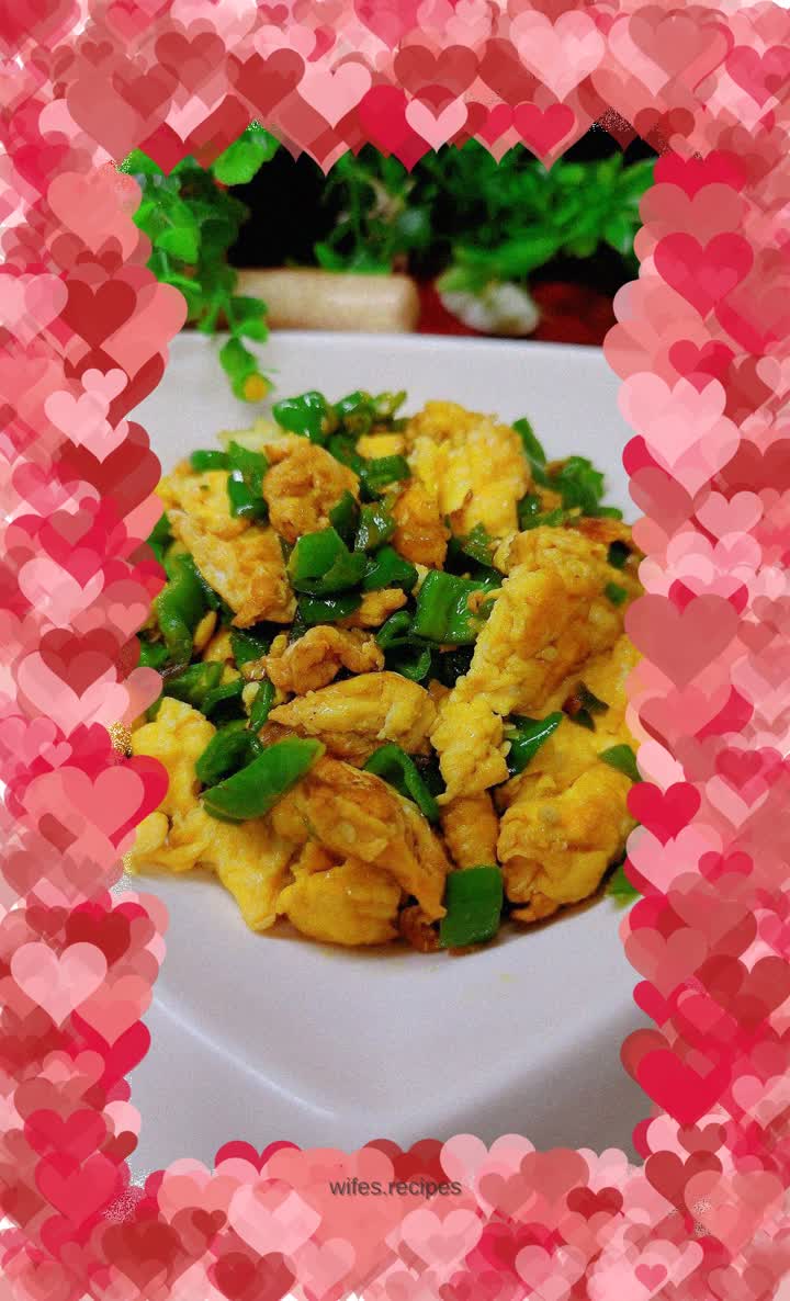 Fried eggs with green pepper