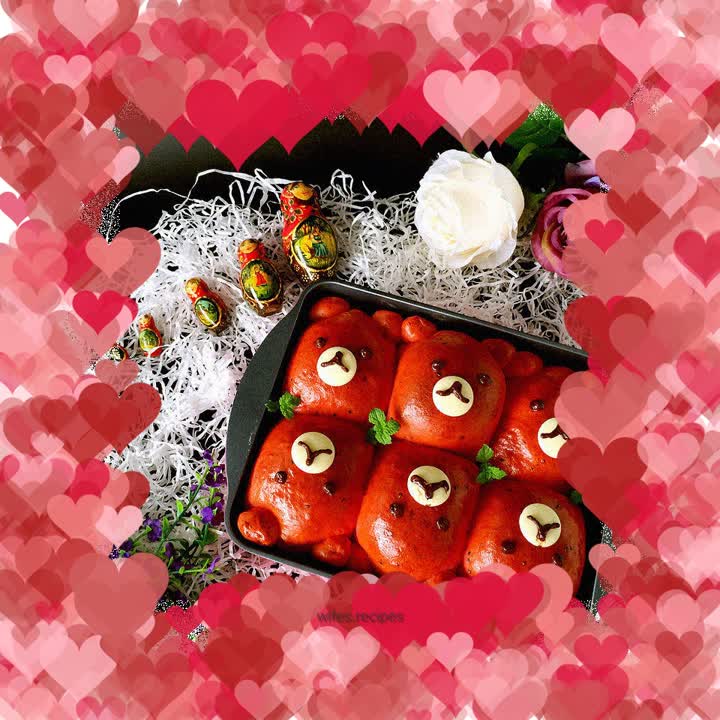 The little bear squeezes the bread