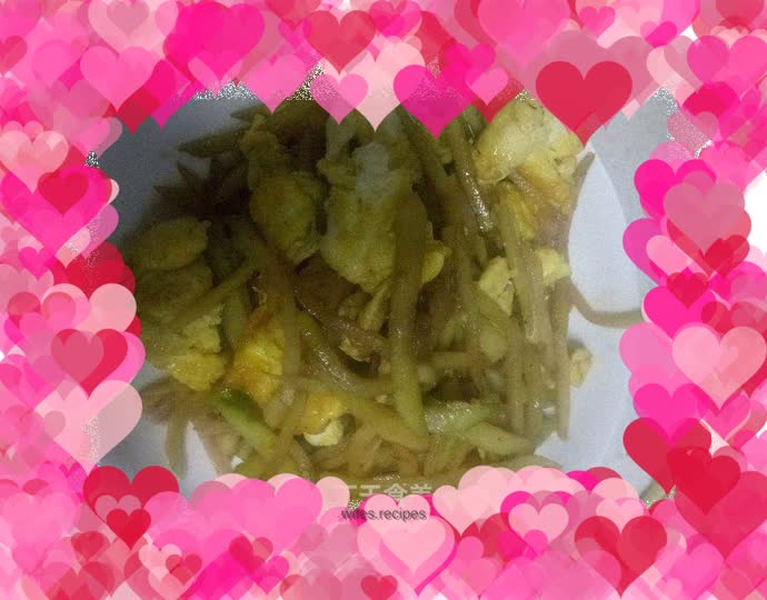 Scrambled eggs with shredded green radish