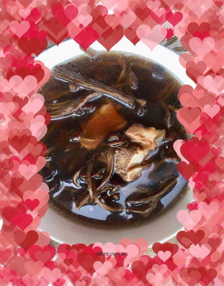 Tea tree mushroom and fan bone soup