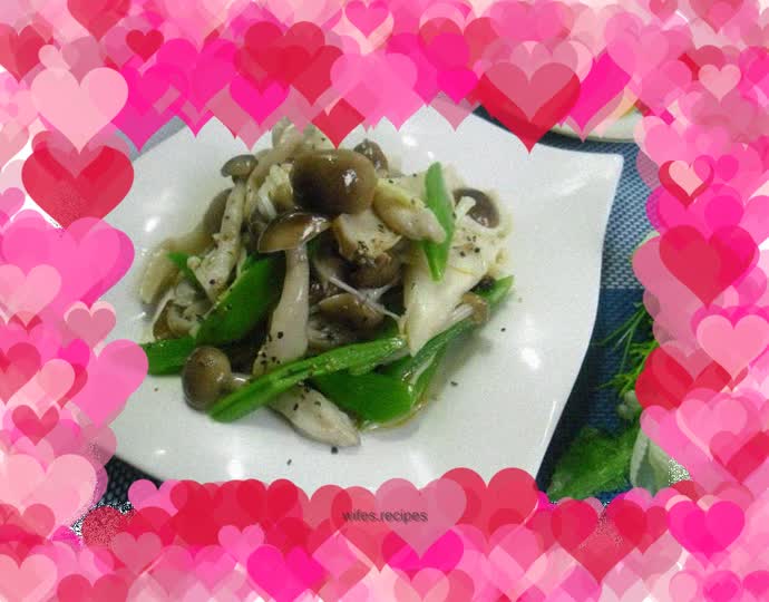 Fresh mushrooms mixed with lemon juice