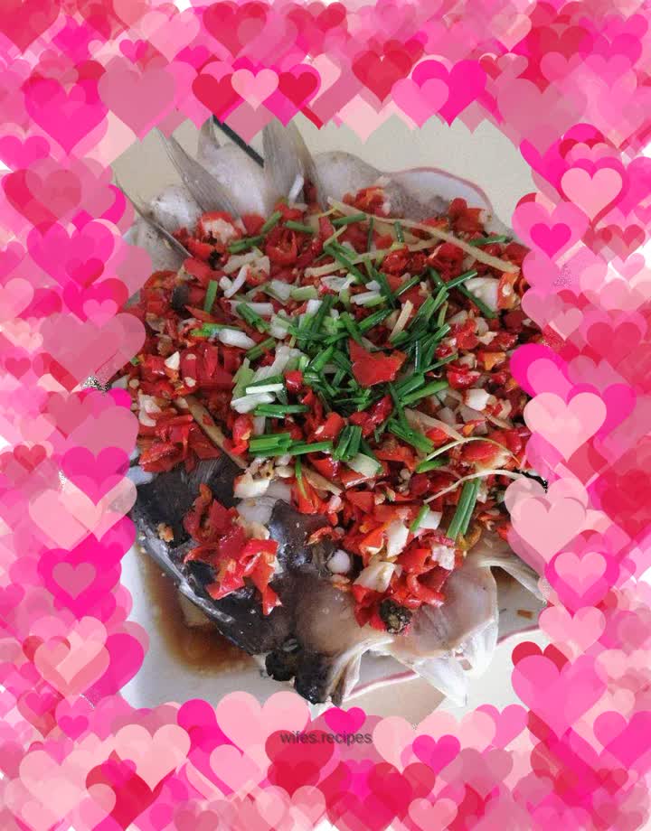 Fish head with chopped pepper