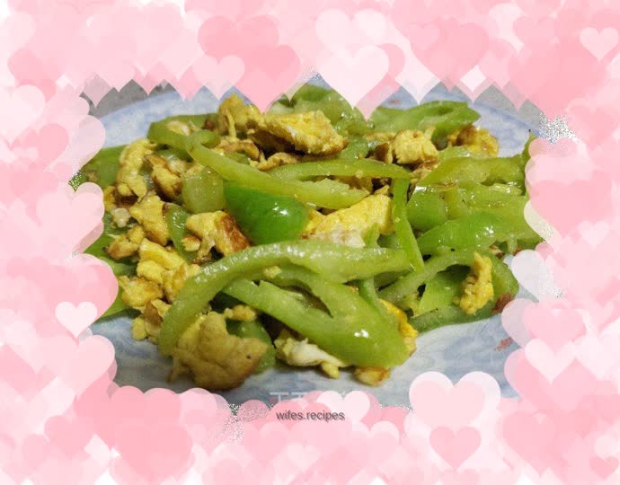 Fried duck eggs with green pepper shreds