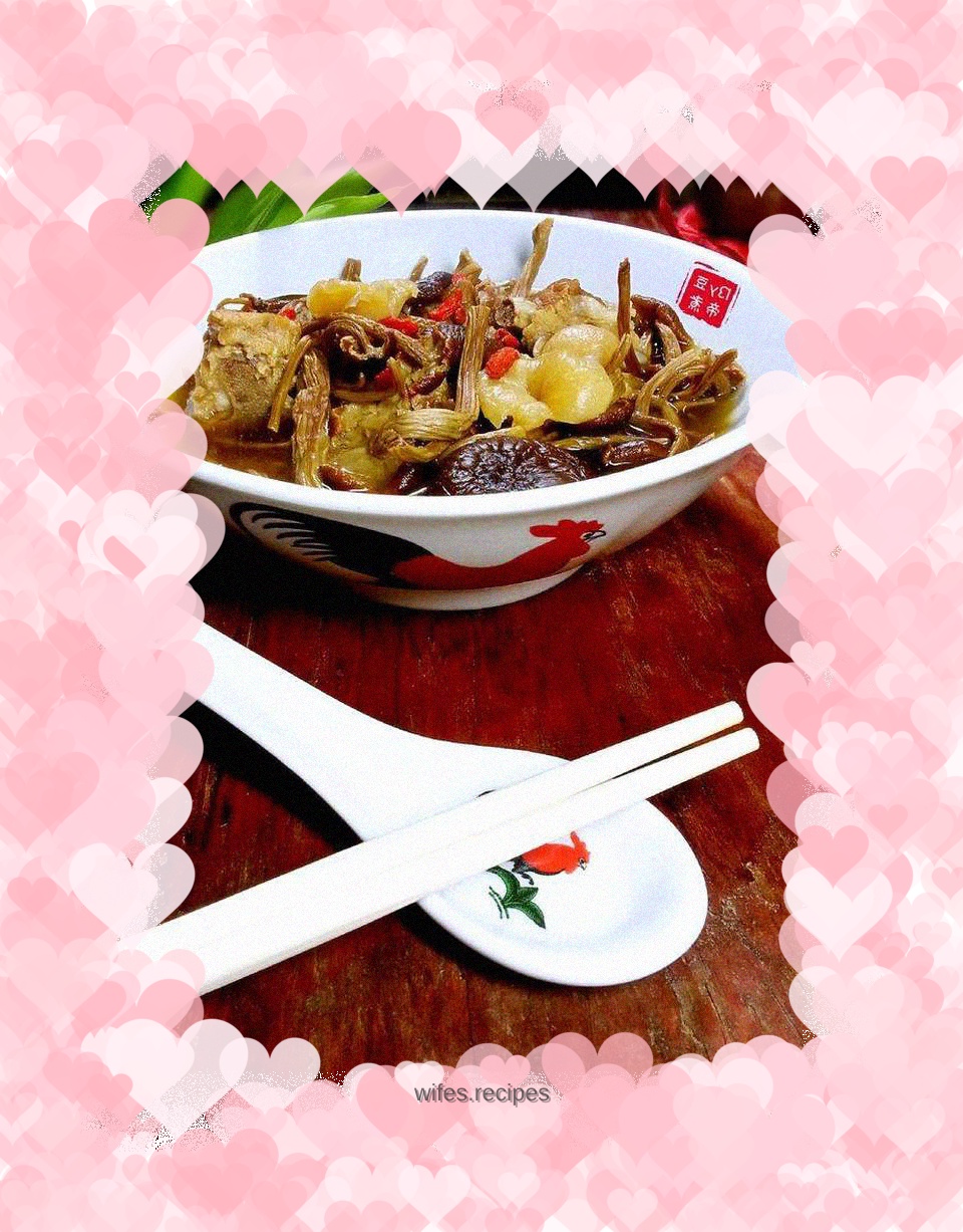 Tea tree mushroom pork ribs health soup