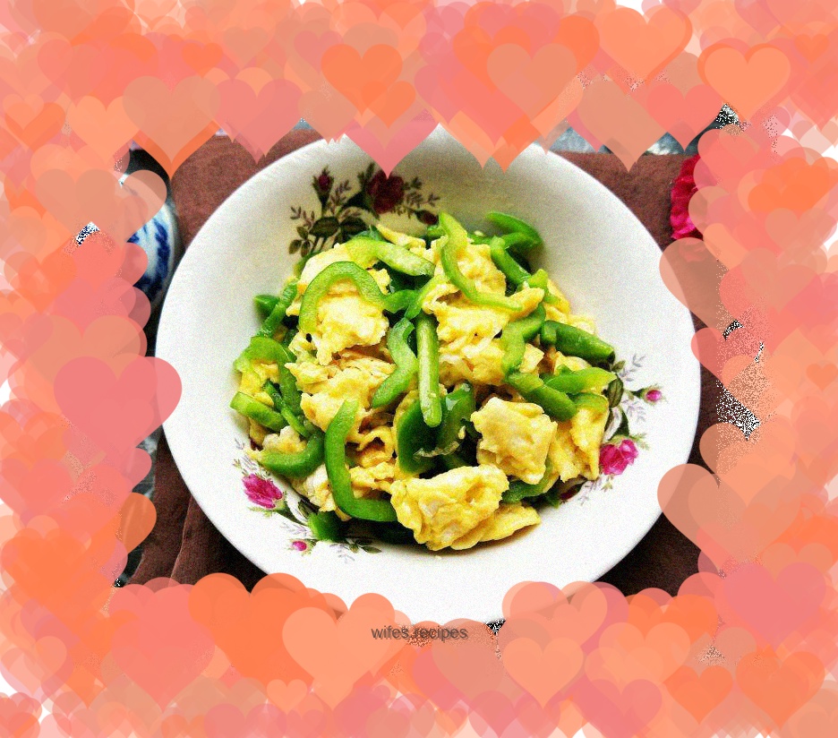 Fried eggs with green pepper