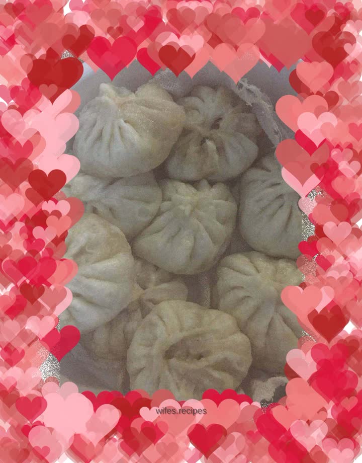 Steamed stuffed buns with green onion, fungus, meat, and steamed buns with carrot and egg