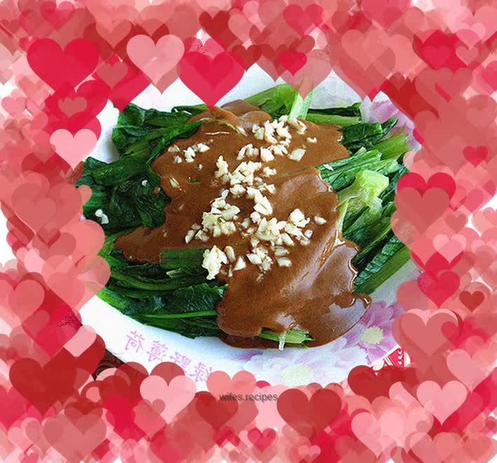 Sesame sauce mixed with lettuce