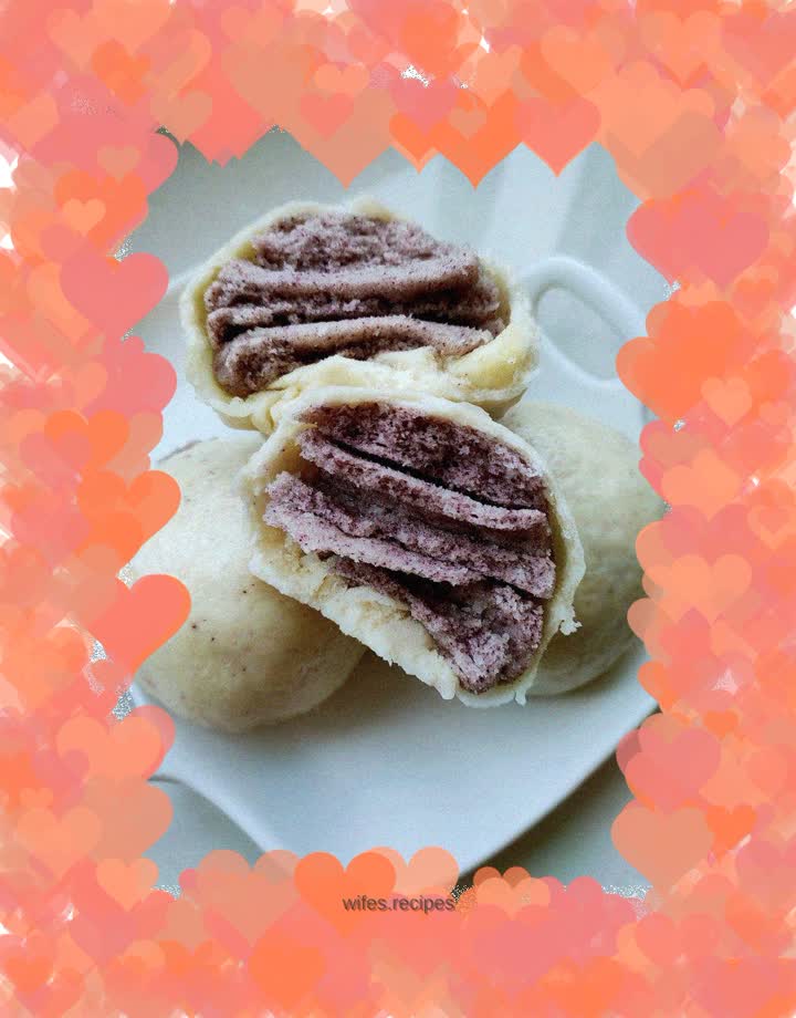 Two-color puff pastry rolls with black rice noodles