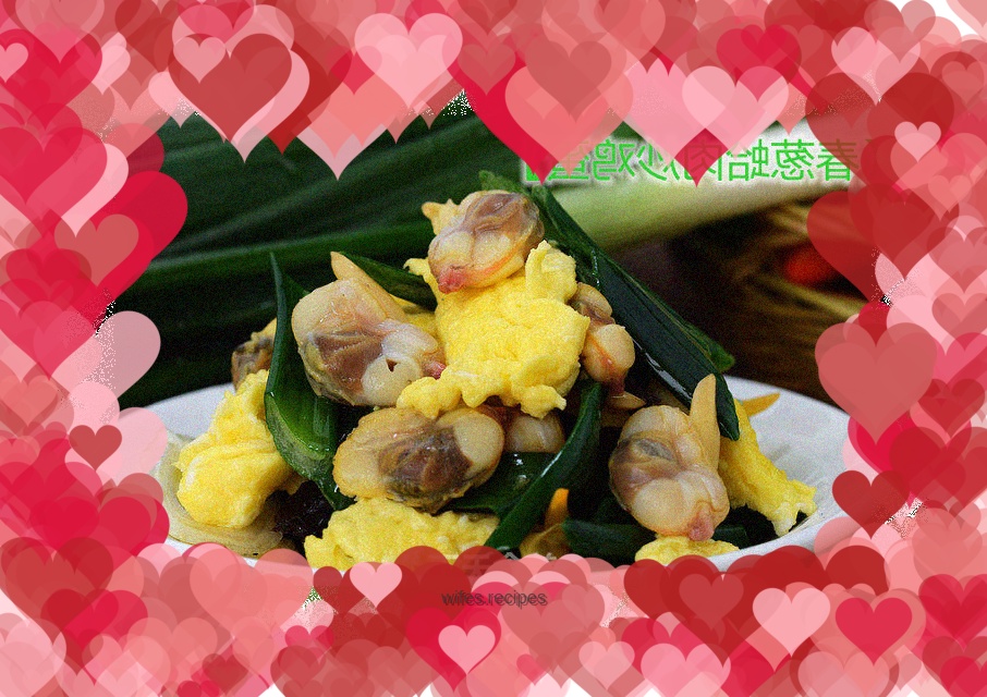 Scrambled eggs with spring onions and clam meat