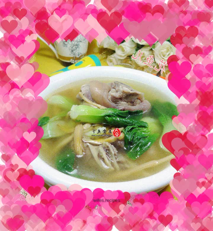 Day lily, green vegetables and small hoof pig soup