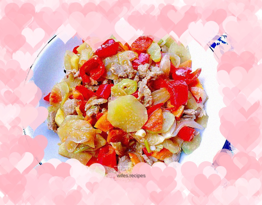 Stir-fried beef with red pepper and lettuce