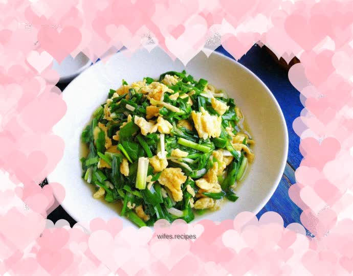 The first delicacy of spring vegetables - scrambled eggs with spring leeks