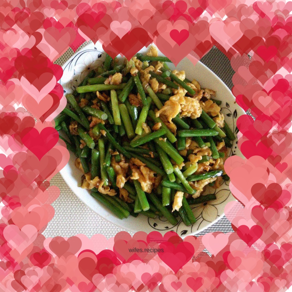 Fried eggs with garlic