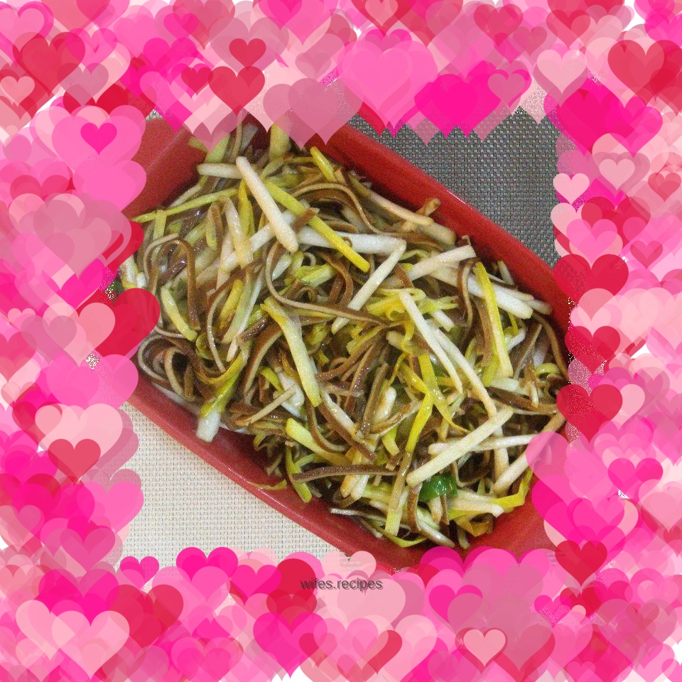 Stir-fried shredded dried tofu with garlic sprouts