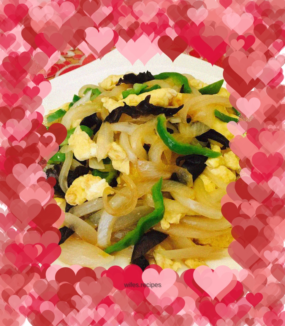 Fried eggs with onions