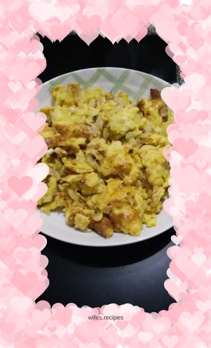 Fried eggs with onions