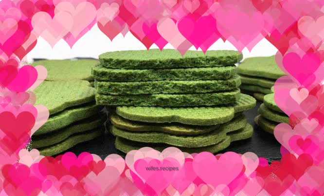 Matcha butter shortbread, the aroma of butter and milk and the aroma of slightly bitter tea are intertwined, making it crispy and fragrant in one bite.