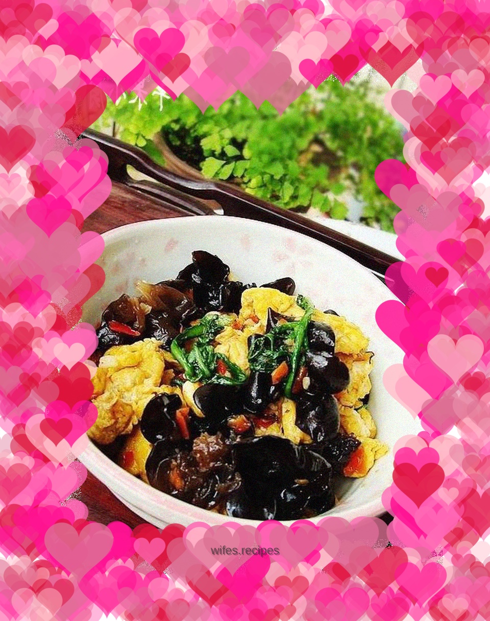 Scrambled eggs with chopped pepper and fungus