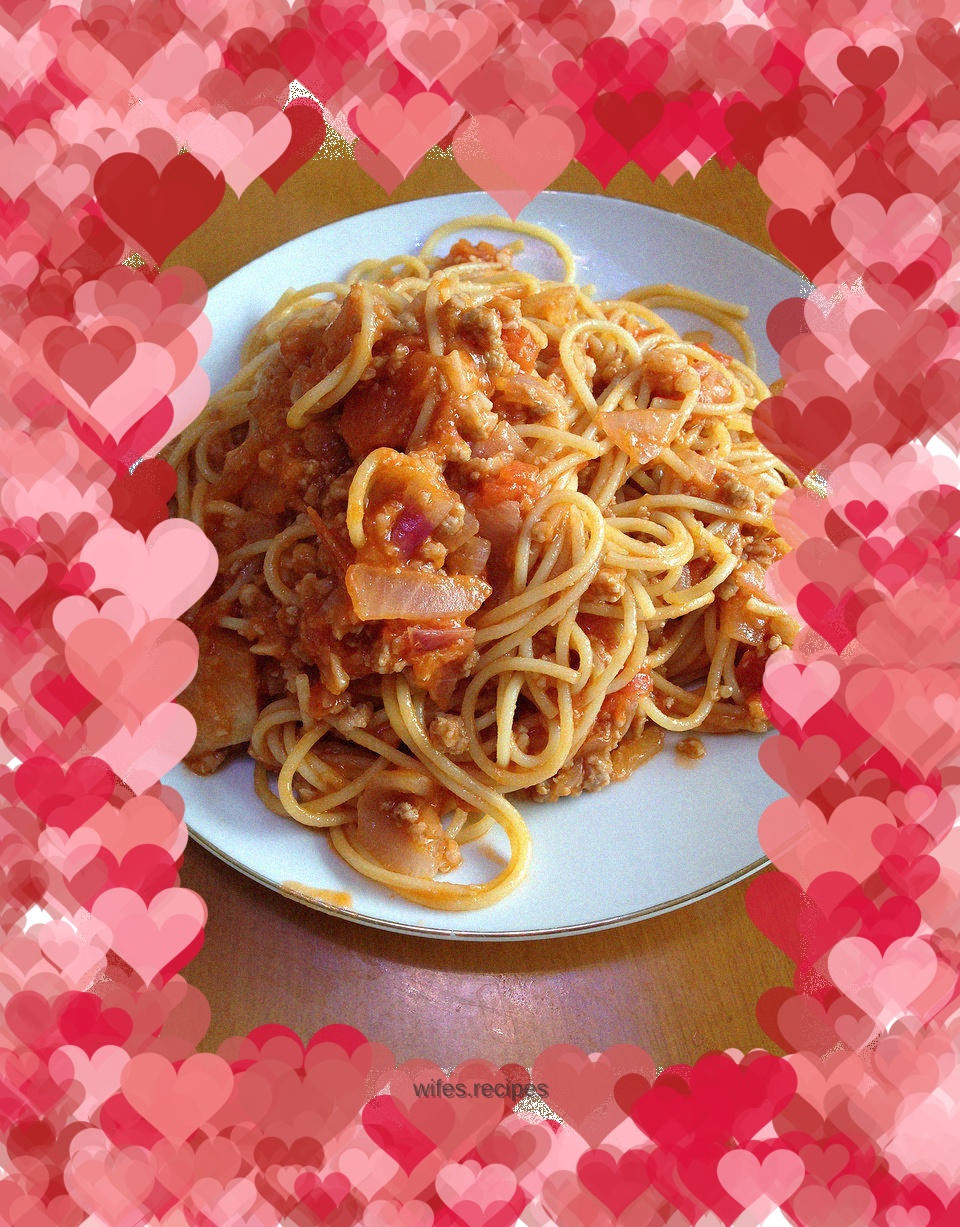 Richly stuffed "pasta with tomato sauce and meat sauce"