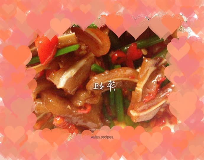 Stir-fried pig ears with chive flowers