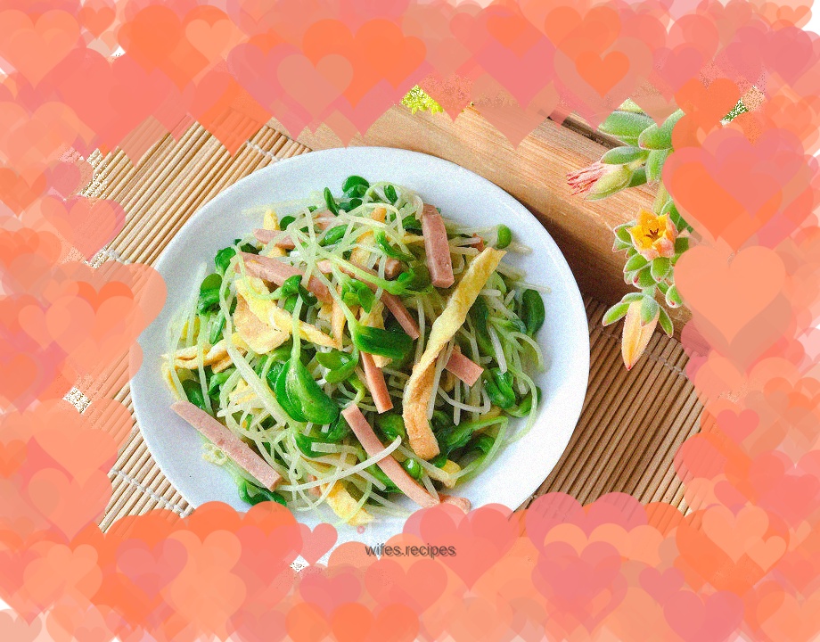 Stir-fried black bean sprouts with ham and eggs