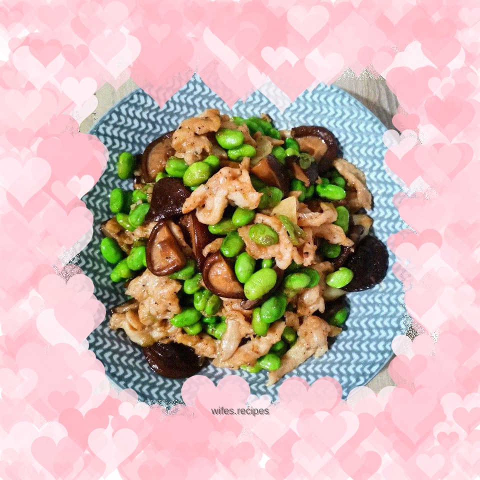 Stir-fried edamame with chicken fillet, shiitake mushrooms