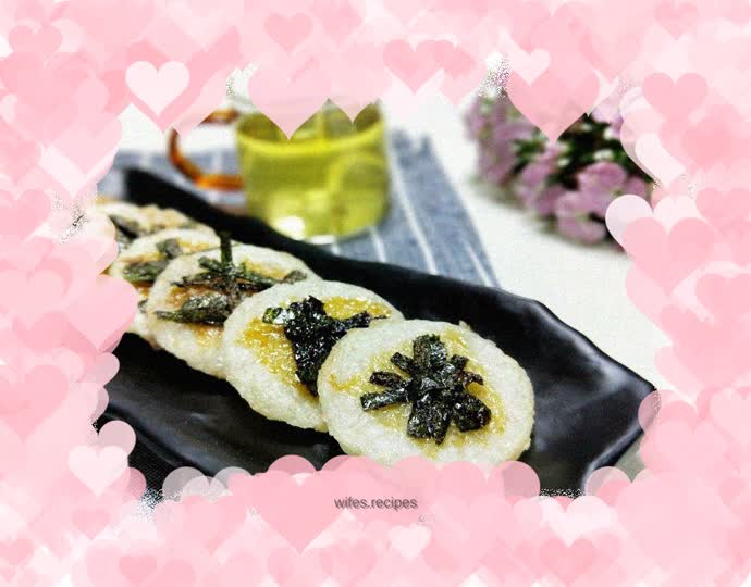 Baked rice cakes with seaweed