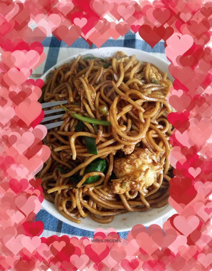 Fried noodles with eggs and vegetables