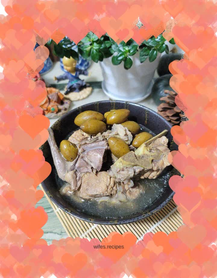 Stewed pork ribs and pigeon soup with olives