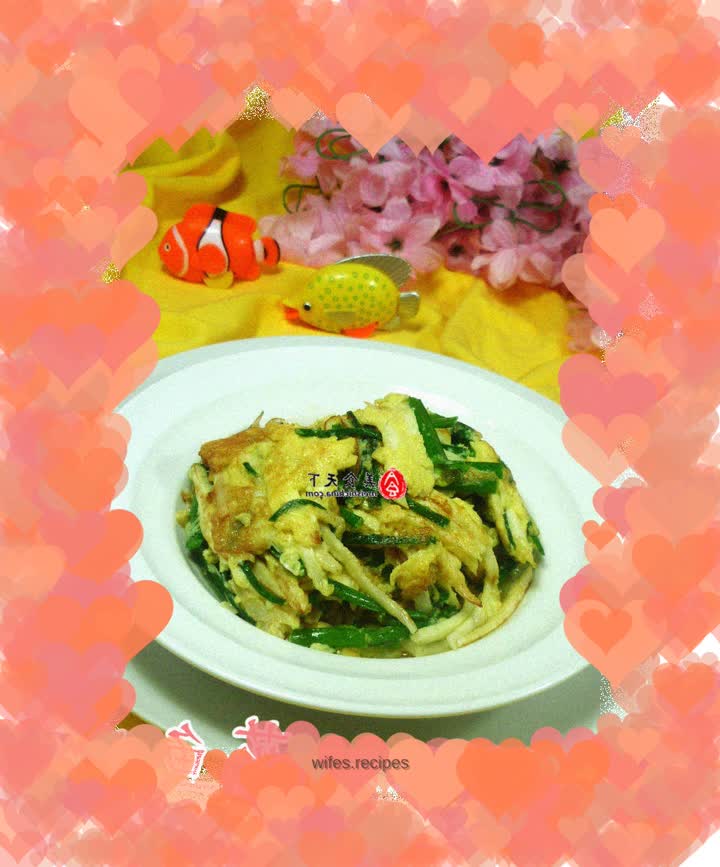 Fried eggs with chives, flowers and wild rice